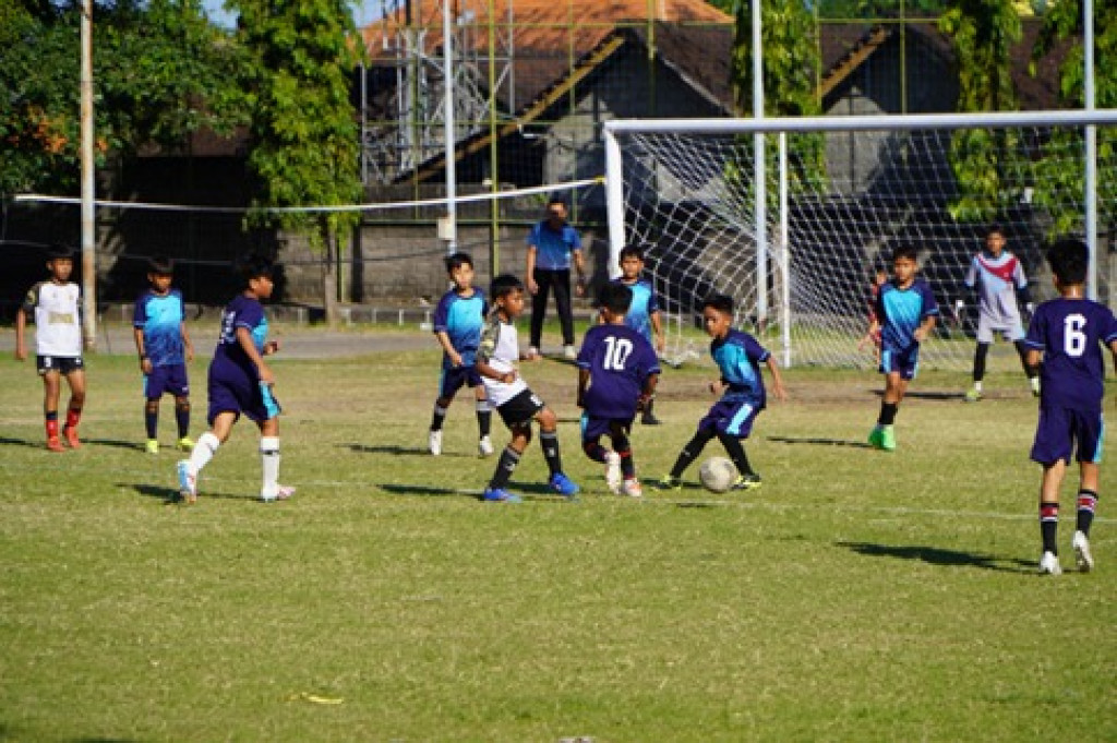 Menyaring Atlet Sepak Bola Berbakat Melalui Kegiatan Porsenides Dalung 2024